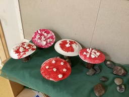 Lasten askartelemia sieniä.