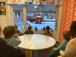 Lapset katselivat ikkunasta lumiauran työskentelyä.