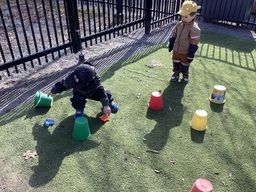 Päiväkodin lapset leikkivät pihapelejä.