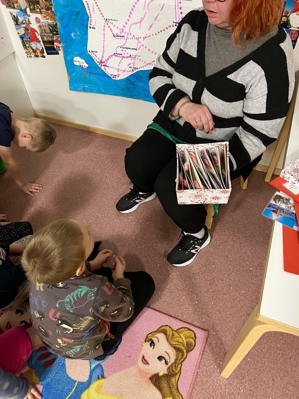 Joulupukin kortit kaikille lapsille.