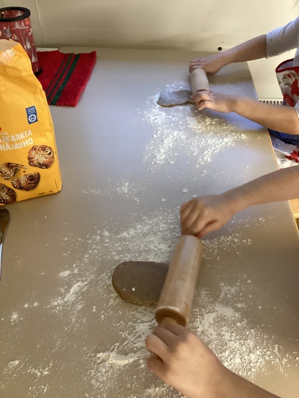 Piparkakkuja leipomassa. Piparkakkuja leipomassa.