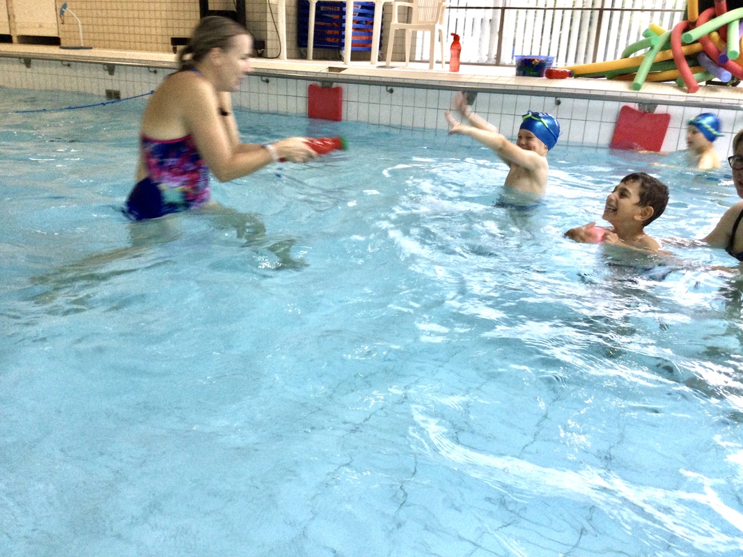 Lapsia uimakoulussa.