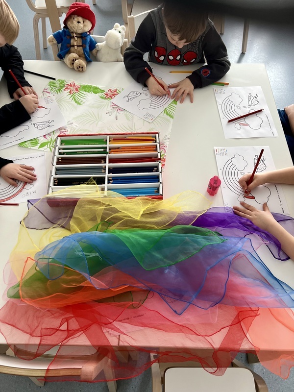 Lapset värittävät sateenkaaria