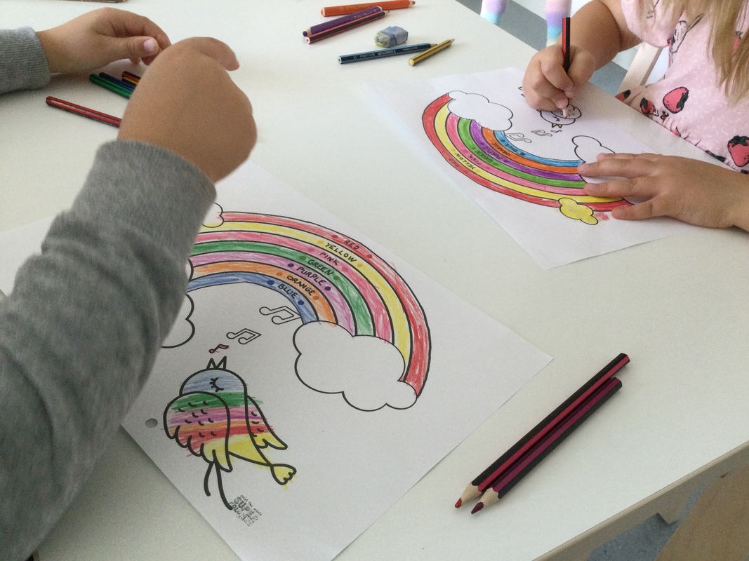 Lapsia värittämässä sateenkaarta.