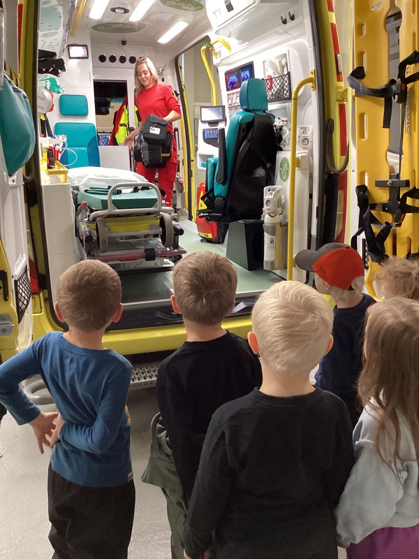 Lapset tutustumassa ambulanssiin.