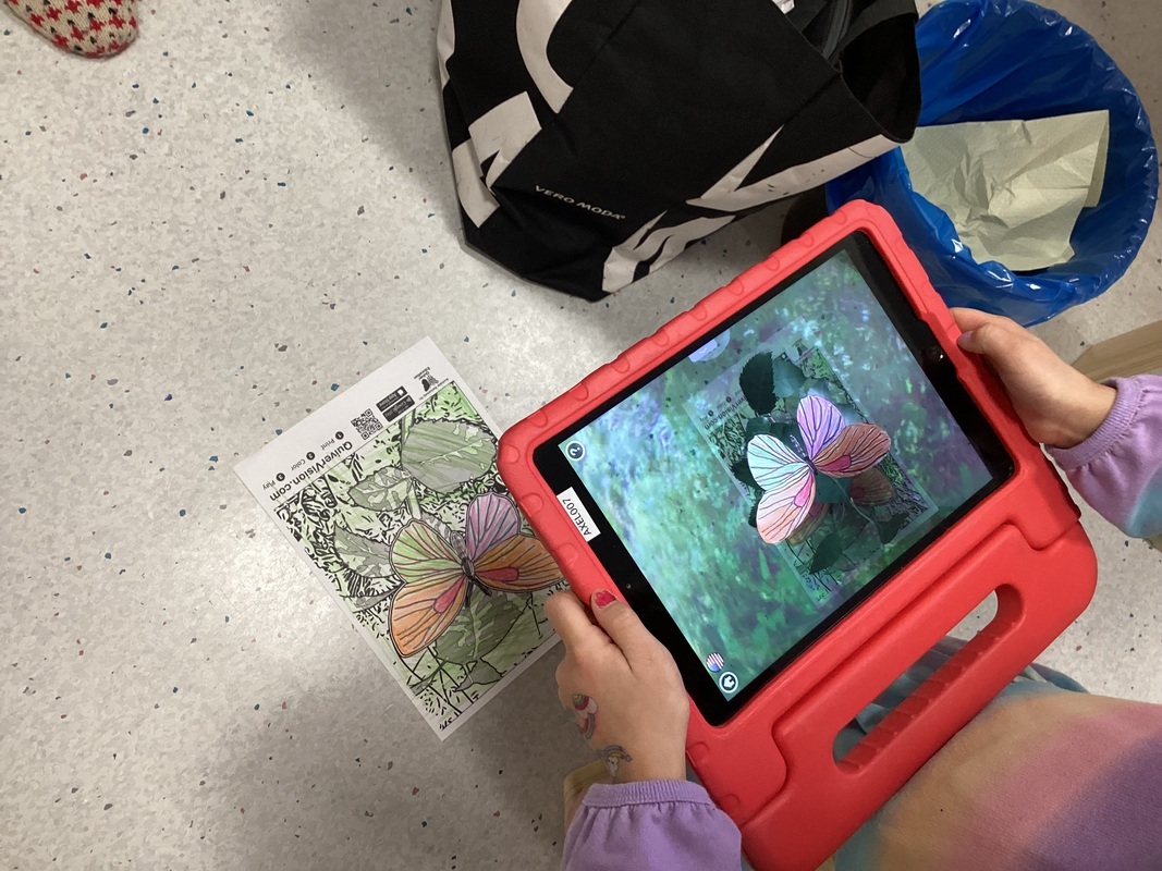 Lapsi kokeilee Quiver-sovellusta iPadilla.
