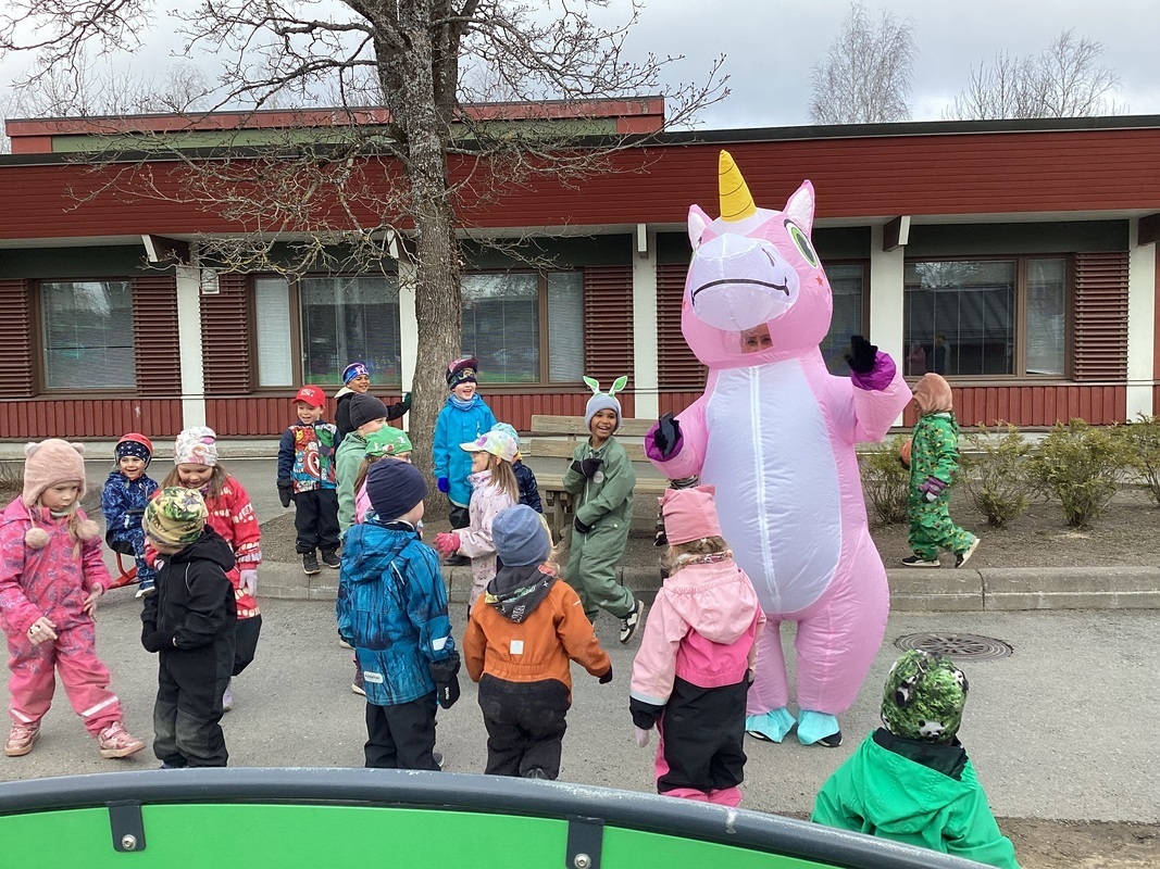 Lapset vappudiscoilevat päiväkodin pihalla