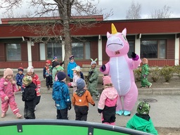 Lapset vappudiscoilevat päiväkodin pihalla
