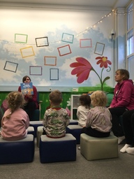 Lapset kuuntelevat satua kirjastossa.