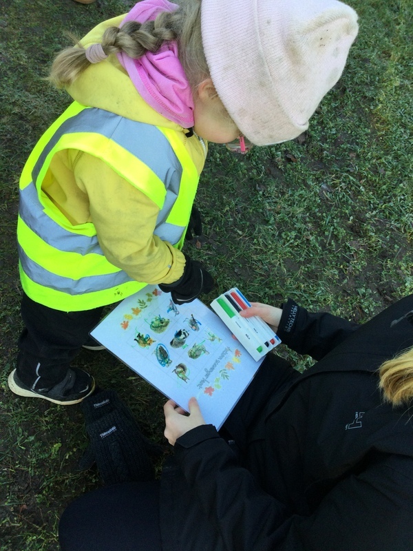 Lapsi merkitsee rastin lomakkeeseen.