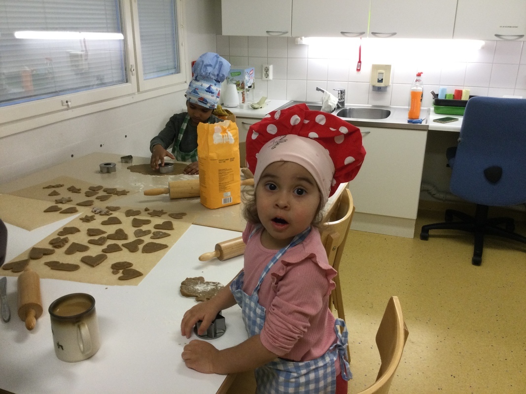 Lapset leipovat pipareita.