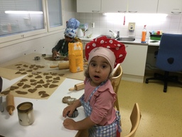 Lapset leipovat pipareita.