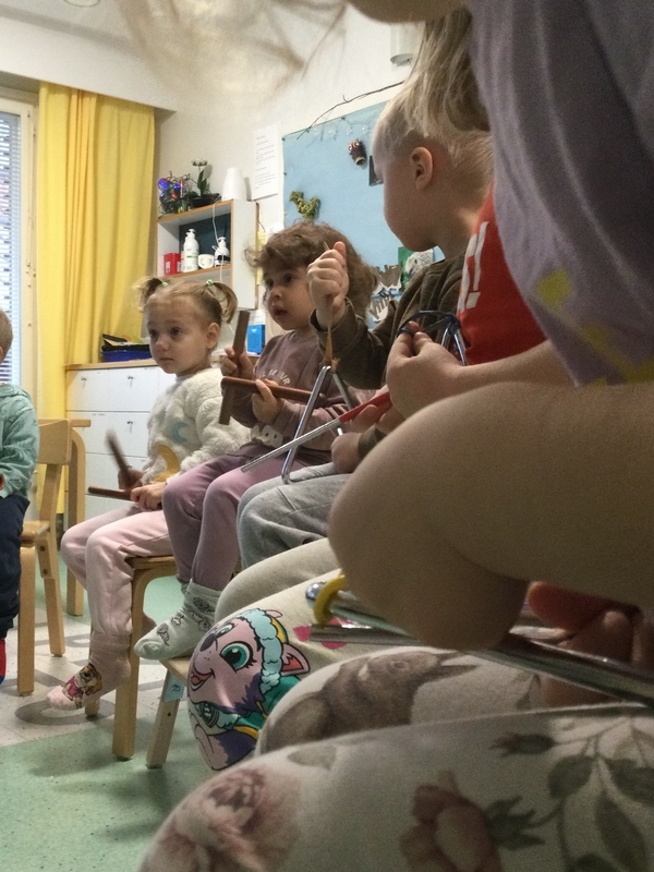 Lapset soittavat soittimia.