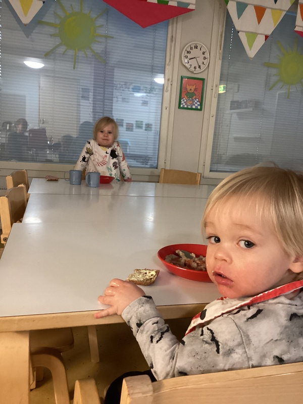 Lapset syövät aamupalaa