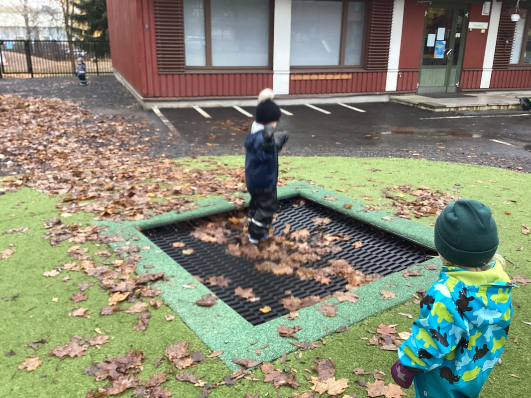 Lapsi pomppii trampoliinilla ulkona.