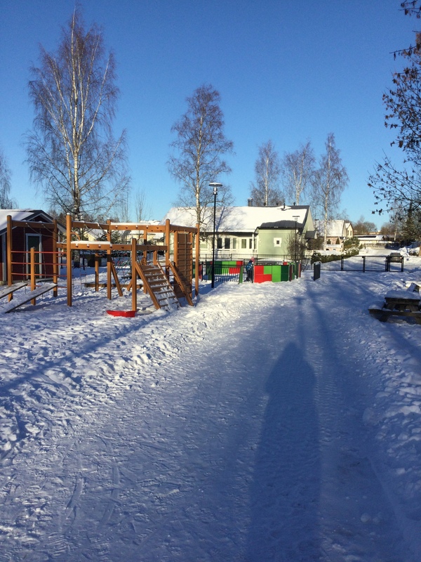 Kuva päiväkodin alapihasta, paljon lunta ja aurinko paistaa