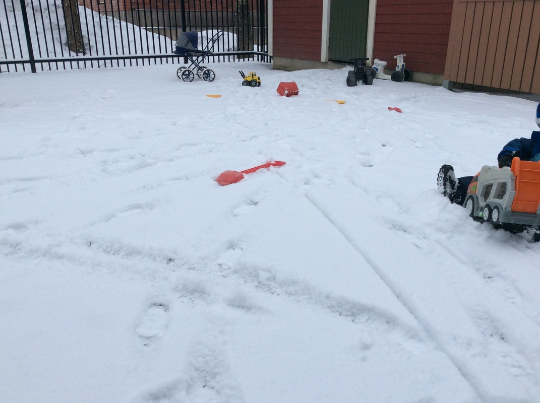 Lasten leluja lumessa.