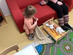 Lapsi leikki nukeilla.
