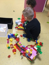 Lapset rakentelevat legoilla