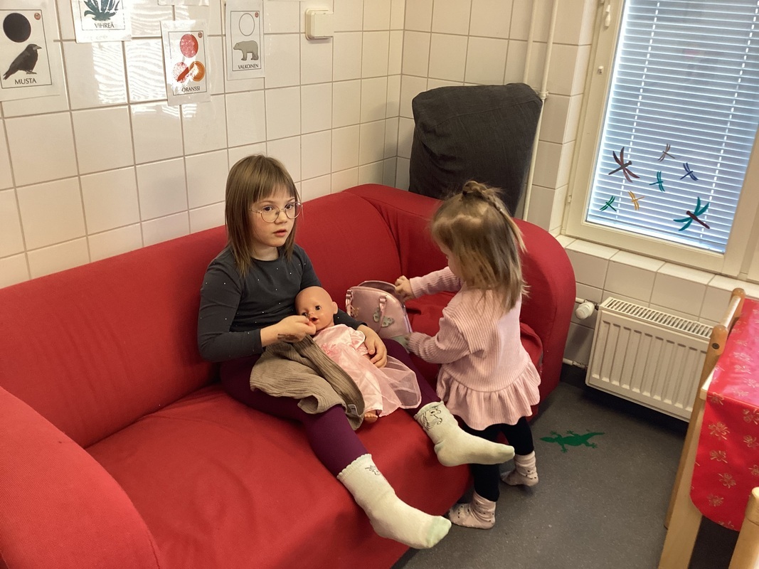 Lapset leikkivät kotileikkiä