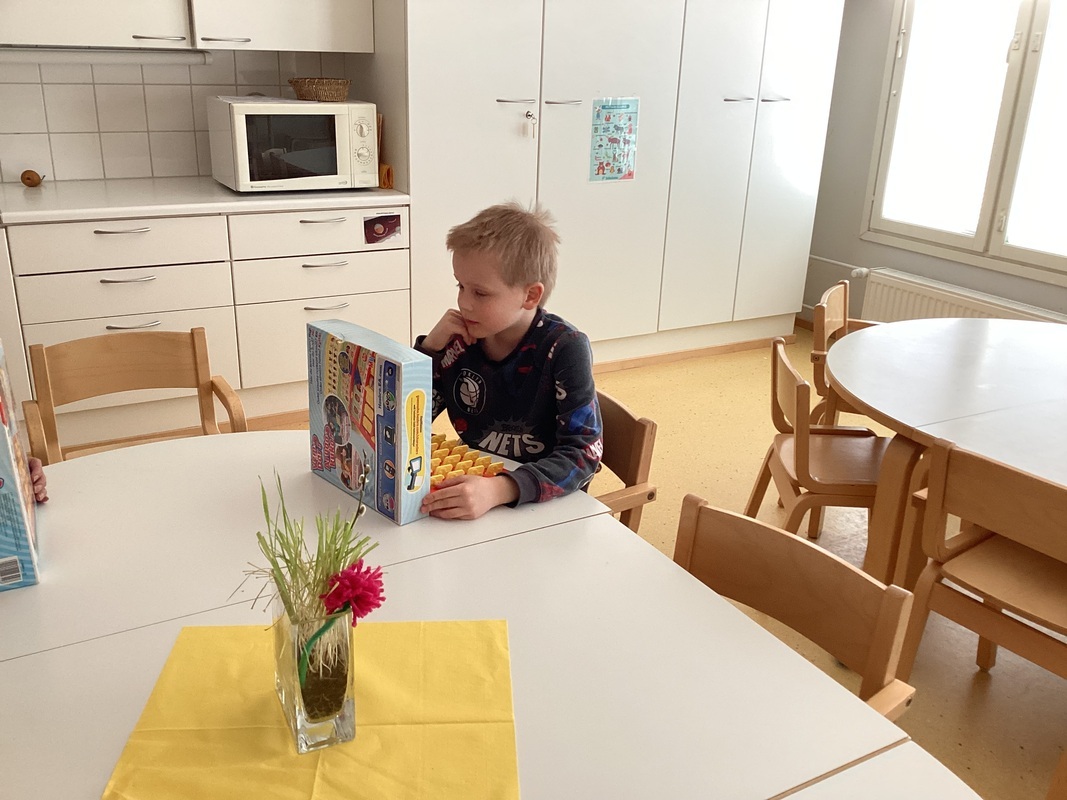 Lapsi pelaa peli aikuisen kanssa