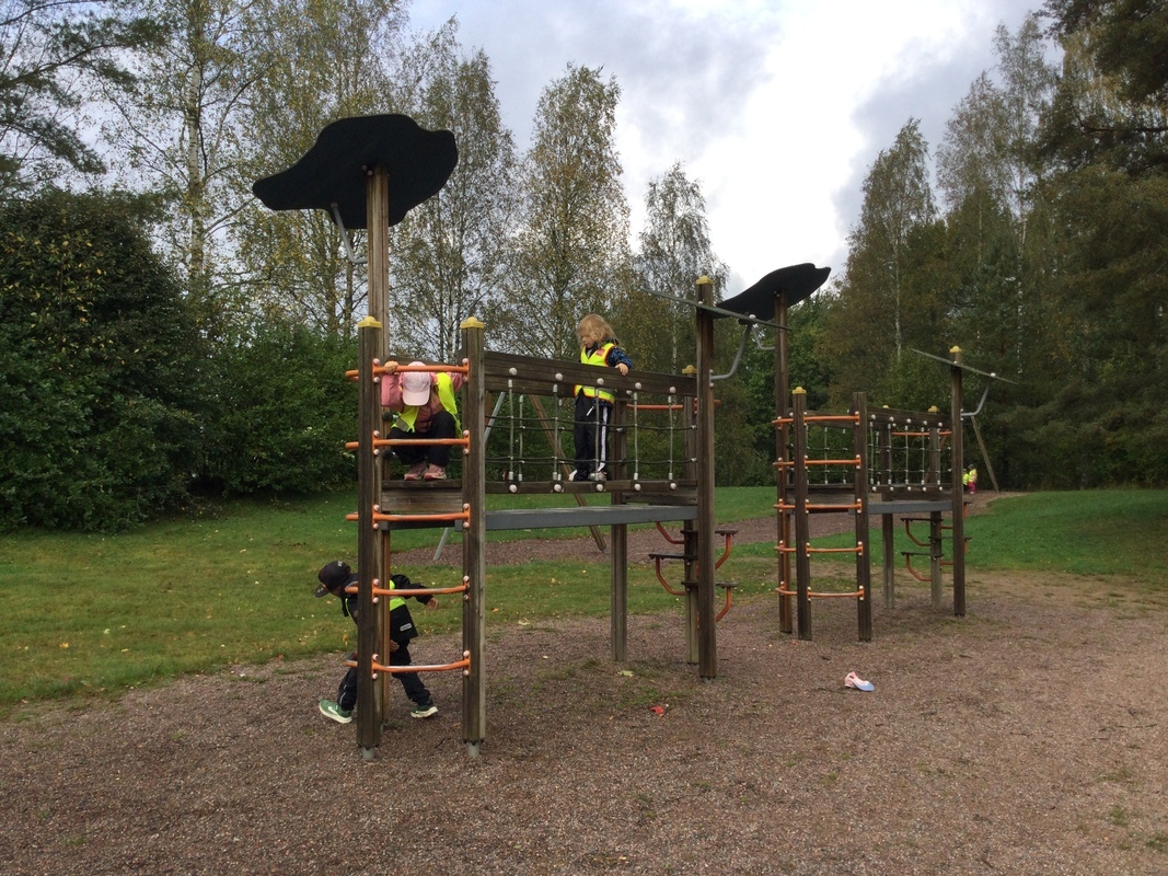 Lapset kiipeilevät kiipeilytelineessä.