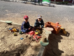 Lapset hiekkalaatikolla.