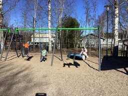 Lapset keinumassa.