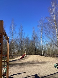 Lasten liukumäki päiväkodin pihalla.