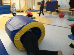 Lapset jumppasalissa.