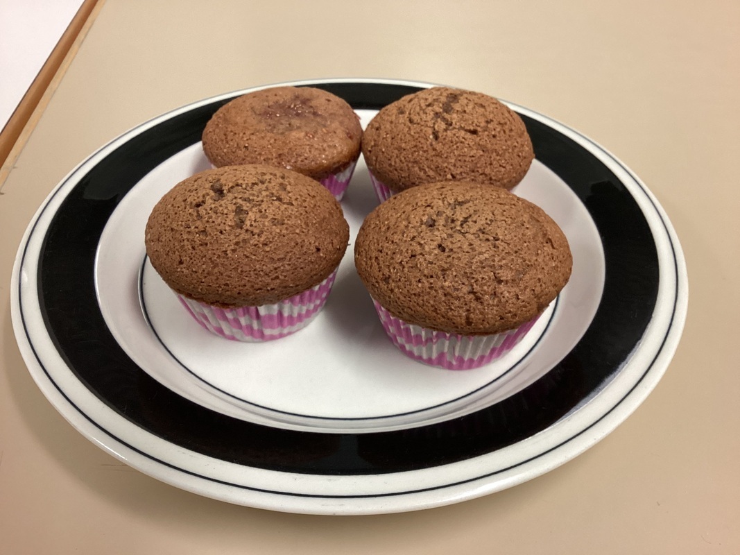 Kaakao muffinssit lautasella.