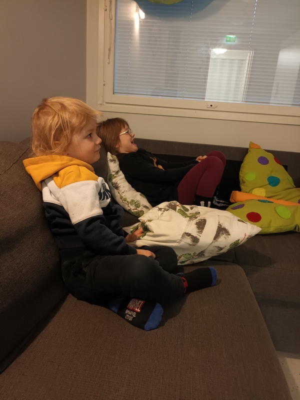 Lapset katselevat lastenohjelmaa
