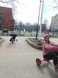 Lapset pyöräilevät