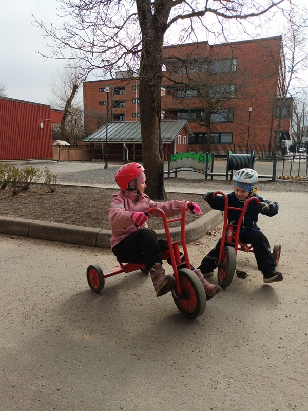 Lapset pyöräilevät