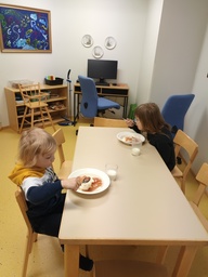 Lapset syömässä aamupalaa