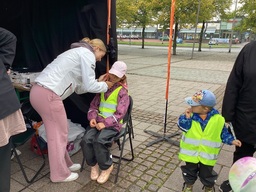 Lapset ottamassa kasvomaalauksia