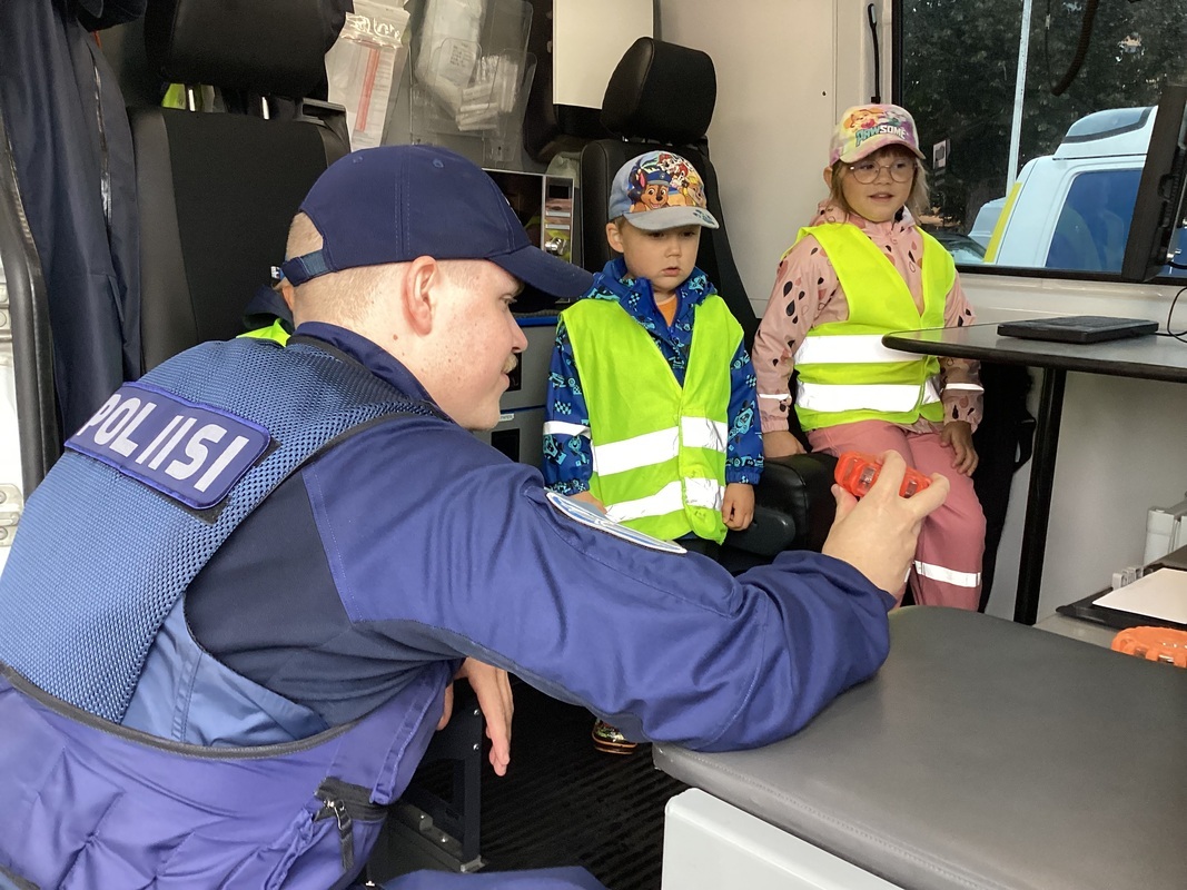 Poliisi esittelee lapsille heidän toimintaansa