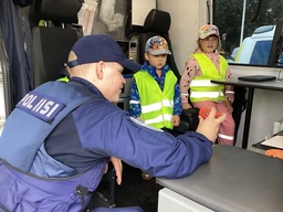 Poliisi esittelee lapsille heidän toimintaansa