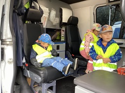 Lapset poliisiautossa