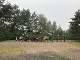 Lapset leikkivät kiipeilytelineessä