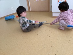Lapset leikkivät siivouvälineillä.
