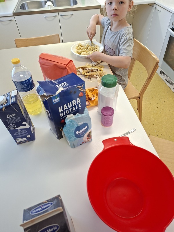 Lapsi ja leivontatarvikkeita