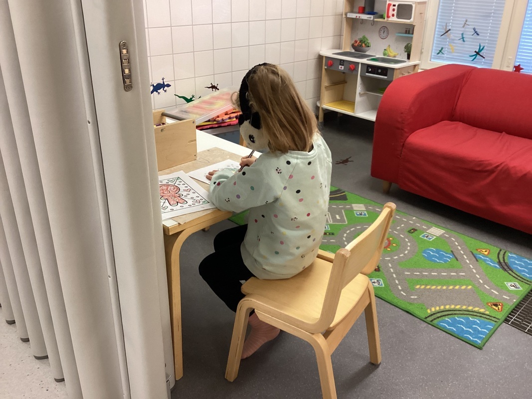 Lapsi värittää värityskuvaa.