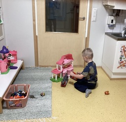 Lapsi leikkii.