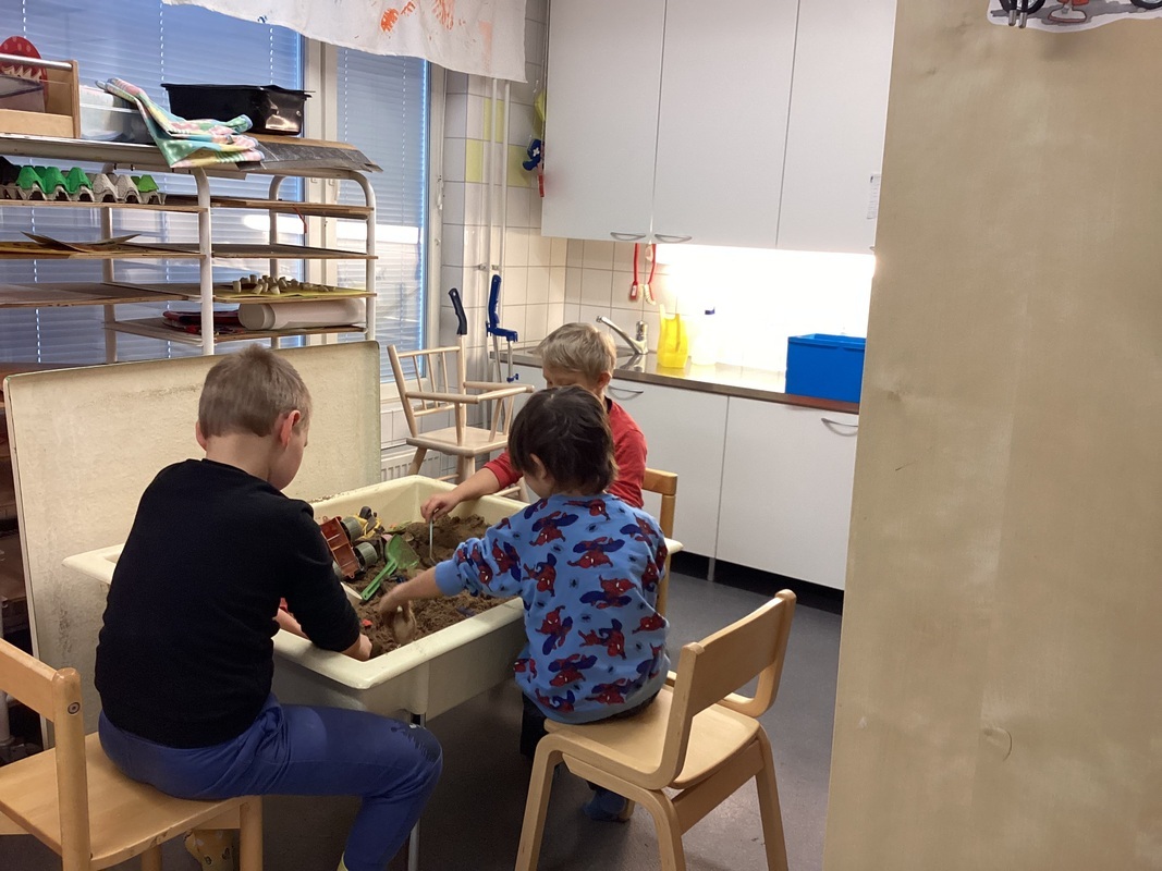 Lapset leikkivät hiekkaleikissä.