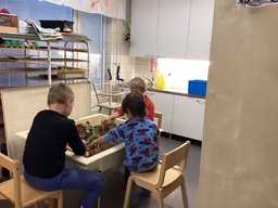 Lapset leikkivät hiekkaleikissä.