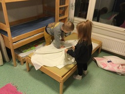 Lapset liinavaatteiden vaihdossa.