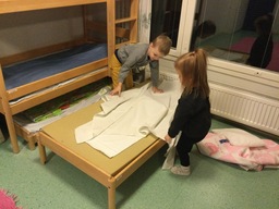Liinavaatteiden vaihtoa.