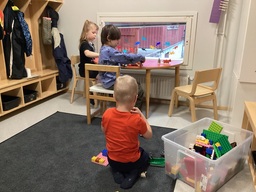 Lapset leikkivät legoilla.