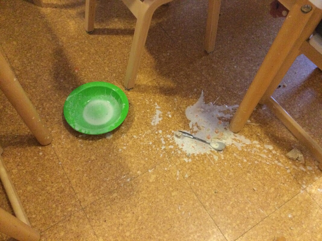 Lattialle pudonnut lautanen